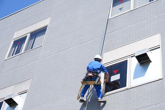 手で拭くことが難しい!オフィスなど高所の窓の掃除方法とは?