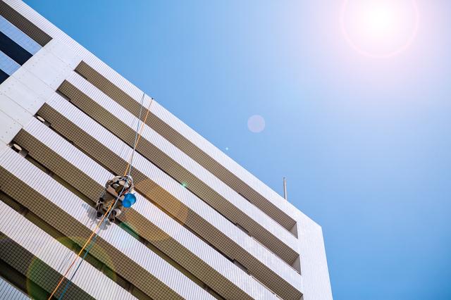 高所の窓ガラス清掃に必要な資格やできる作業とは?
